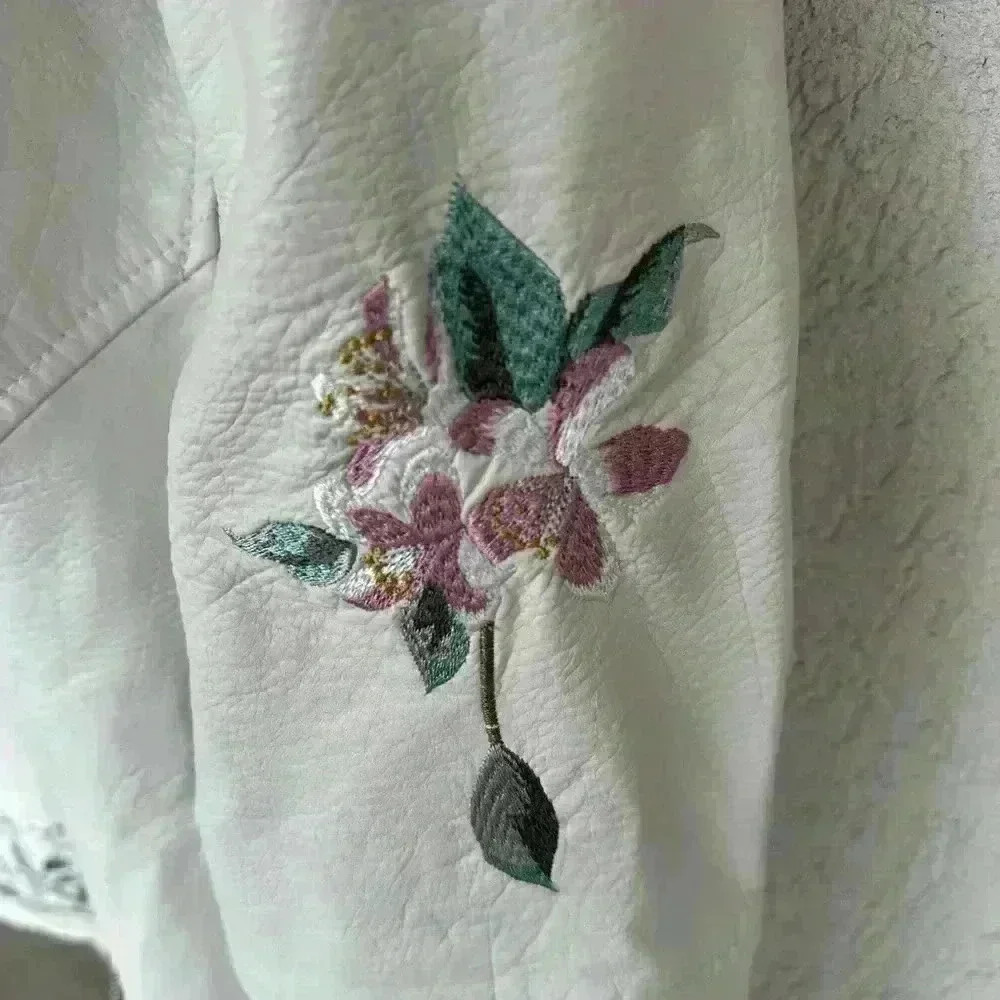 Levi's Women's White Floral Embroidered Jacket - Picture 11 of 15